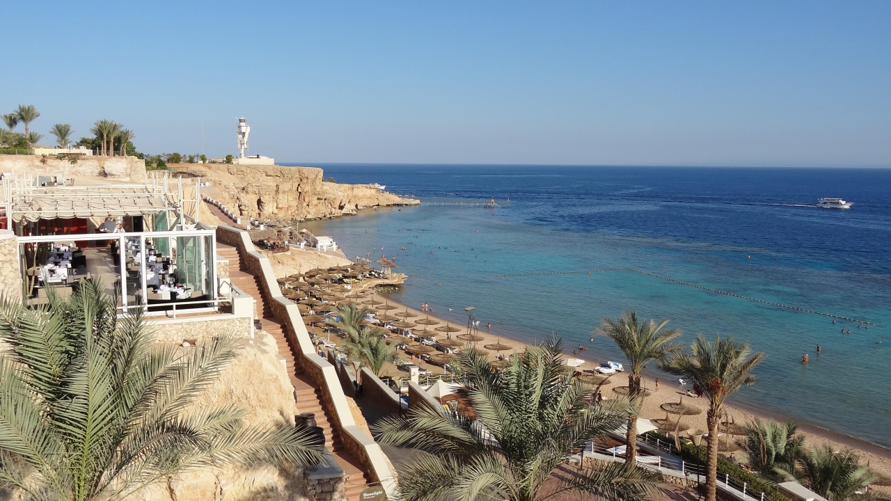 Осенний отдых на пляже на курорте Шарм эль Шейх, Египет
