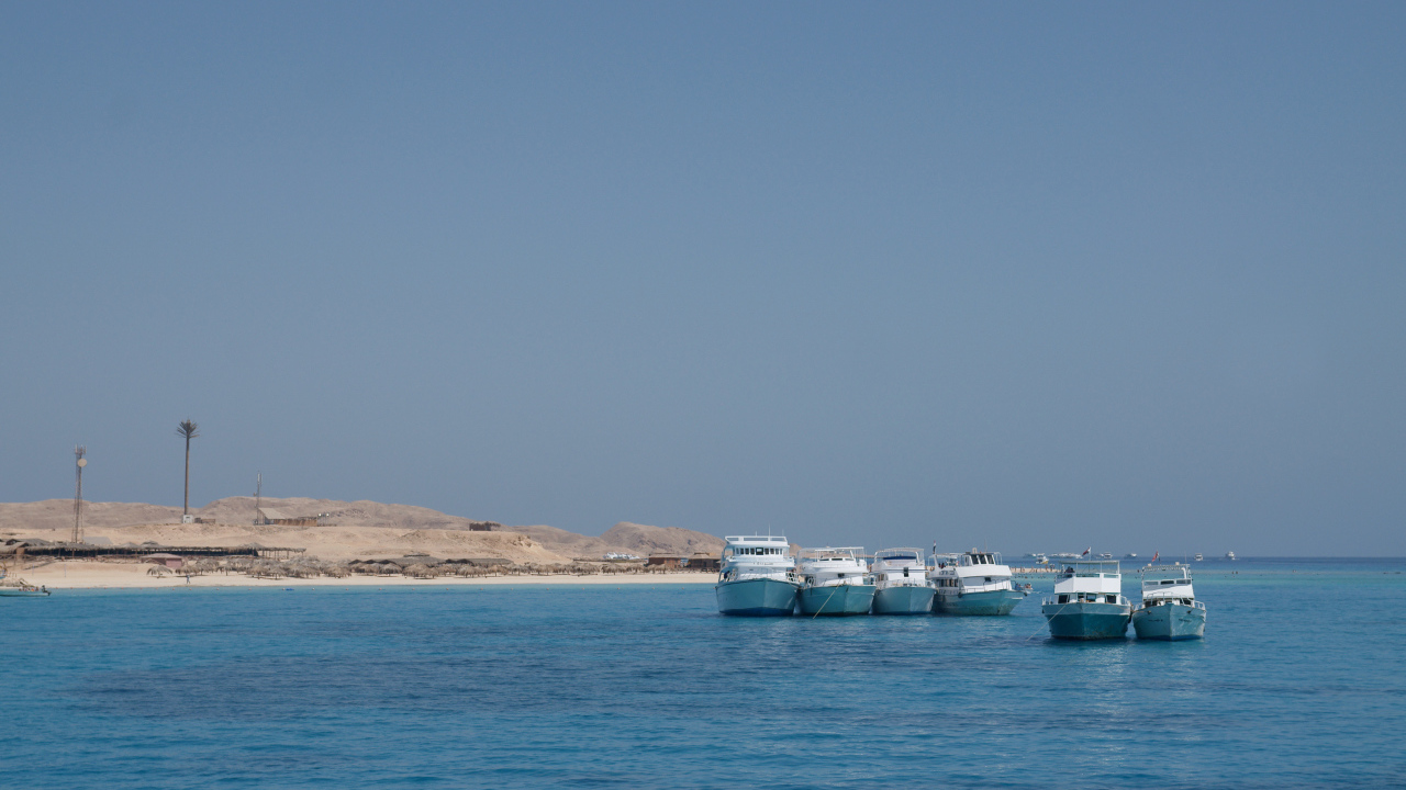 Лодки у побережья на курорте Хургада, Египет