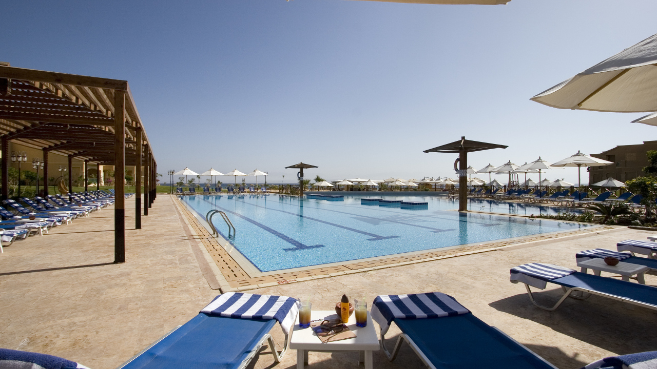 Бассейн в отеле на побережье на курорте Таба, Египет