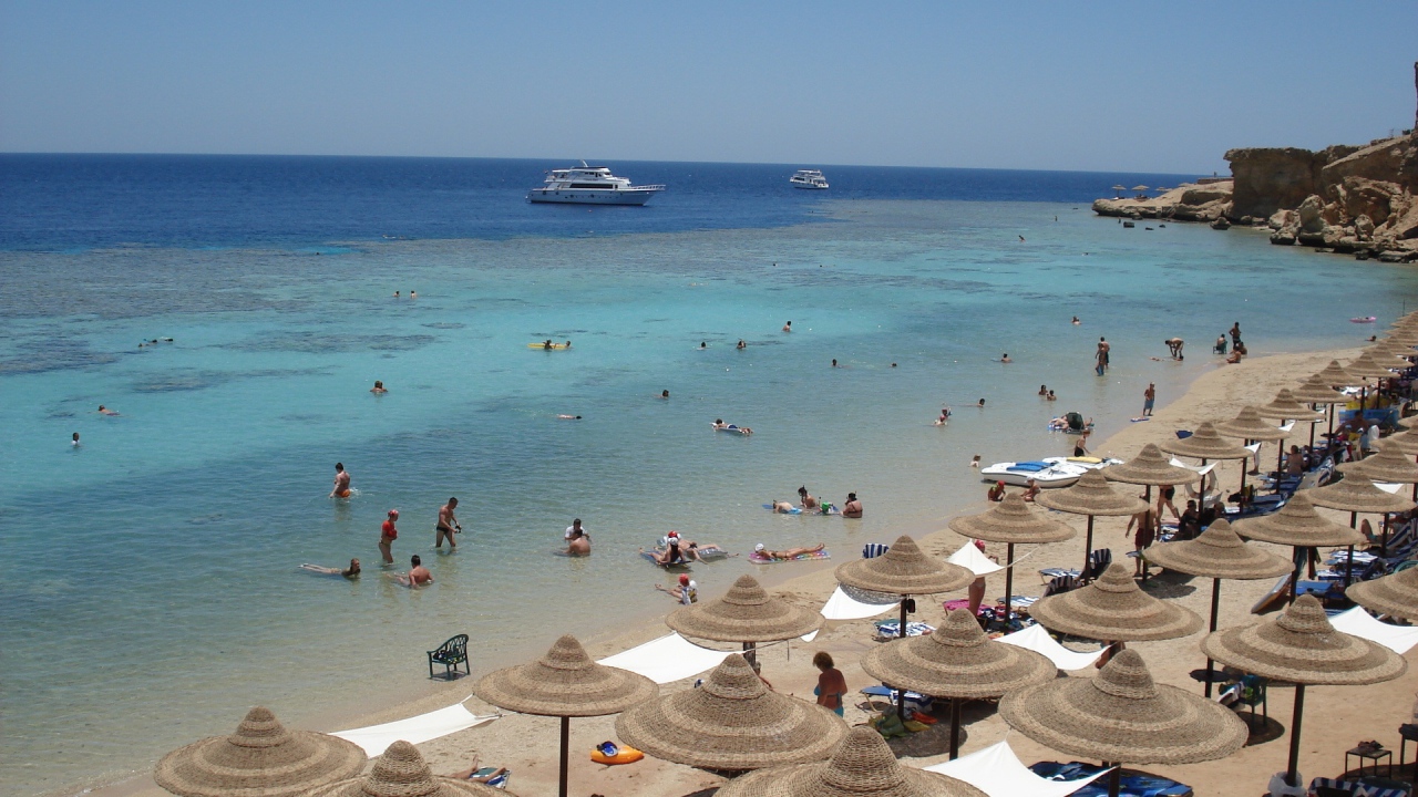 Отдых на пляже на курорте Шарм эль Шейх, Египет