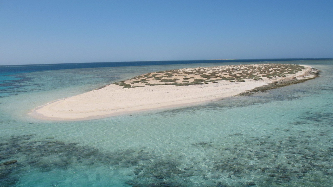 Песчаный остров у берега на курорте Марса Алам, Египет