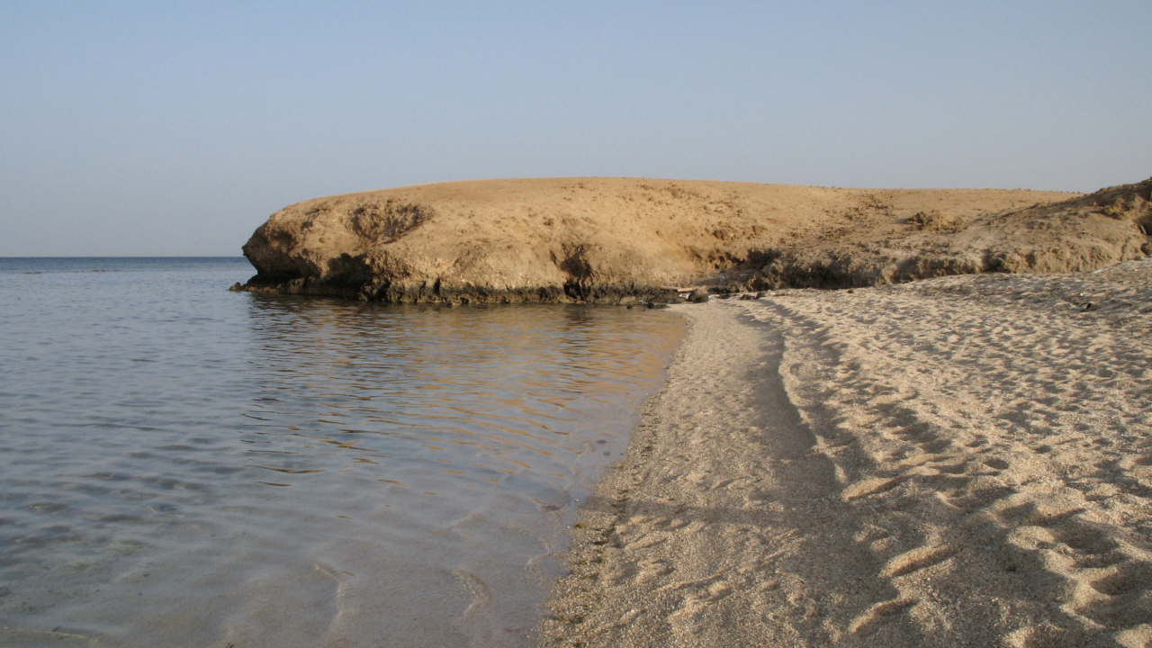 Песчаный берег на курорте Марса Алам, Египет