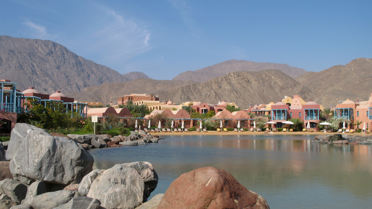 Камни у бассейна на курорте Таба, Египет