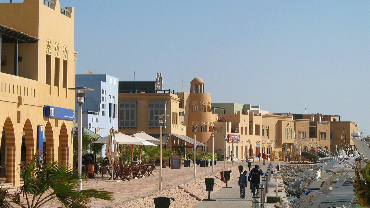 Прогулка по набережной на курорте Хургада, Египет