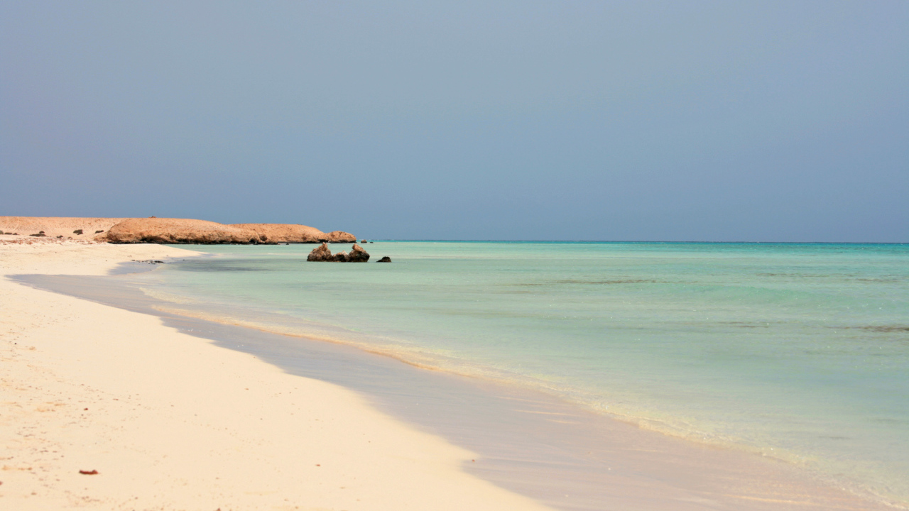 Белый песок на пляже на курорте Марса Алам, Египет