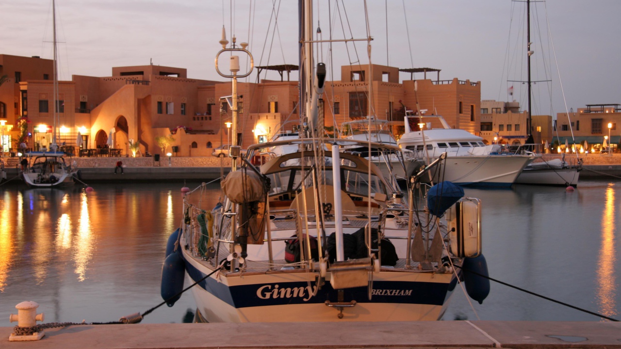 Яхта у берега на курорте Эль Гуна, Египет