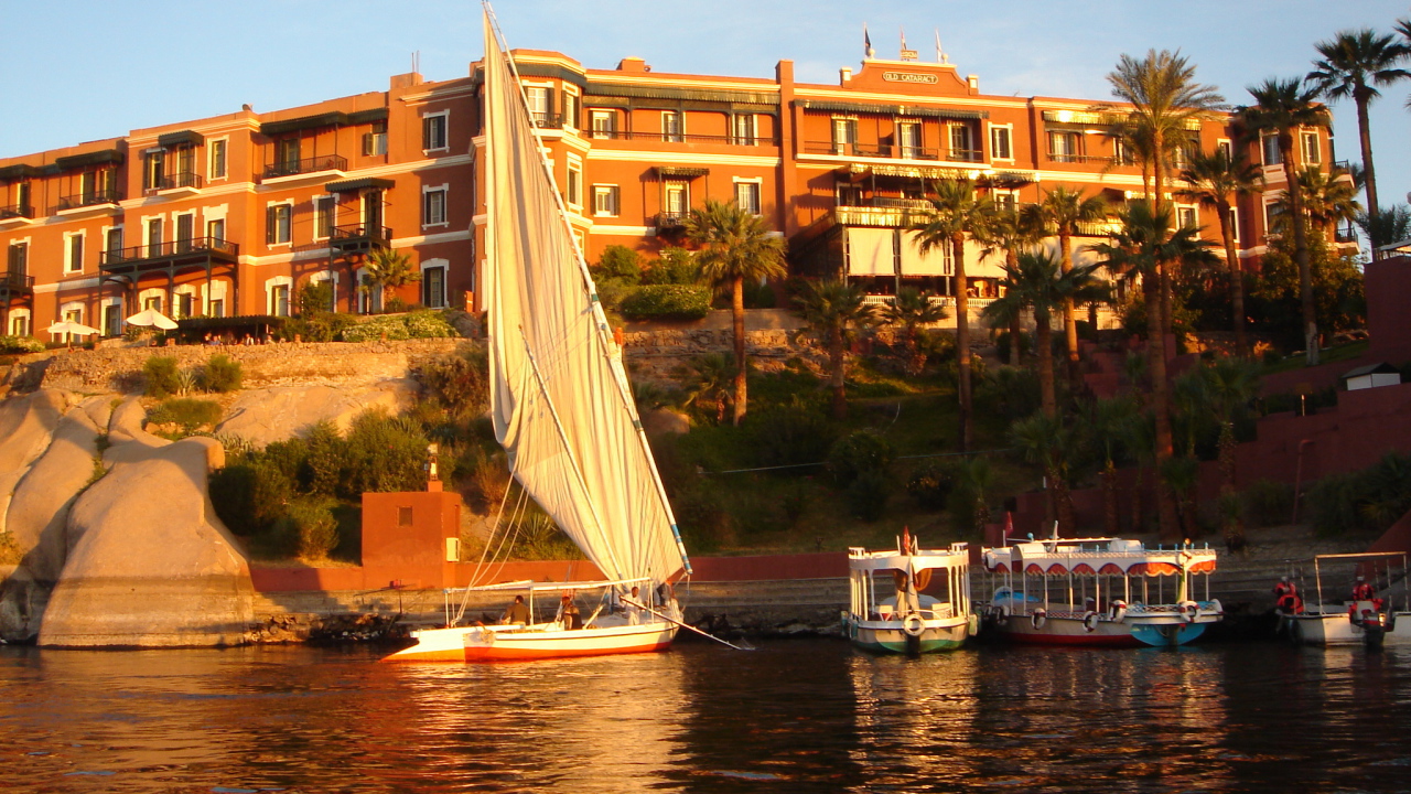 Яхта на фоне отеля на курорте Таба, Египет