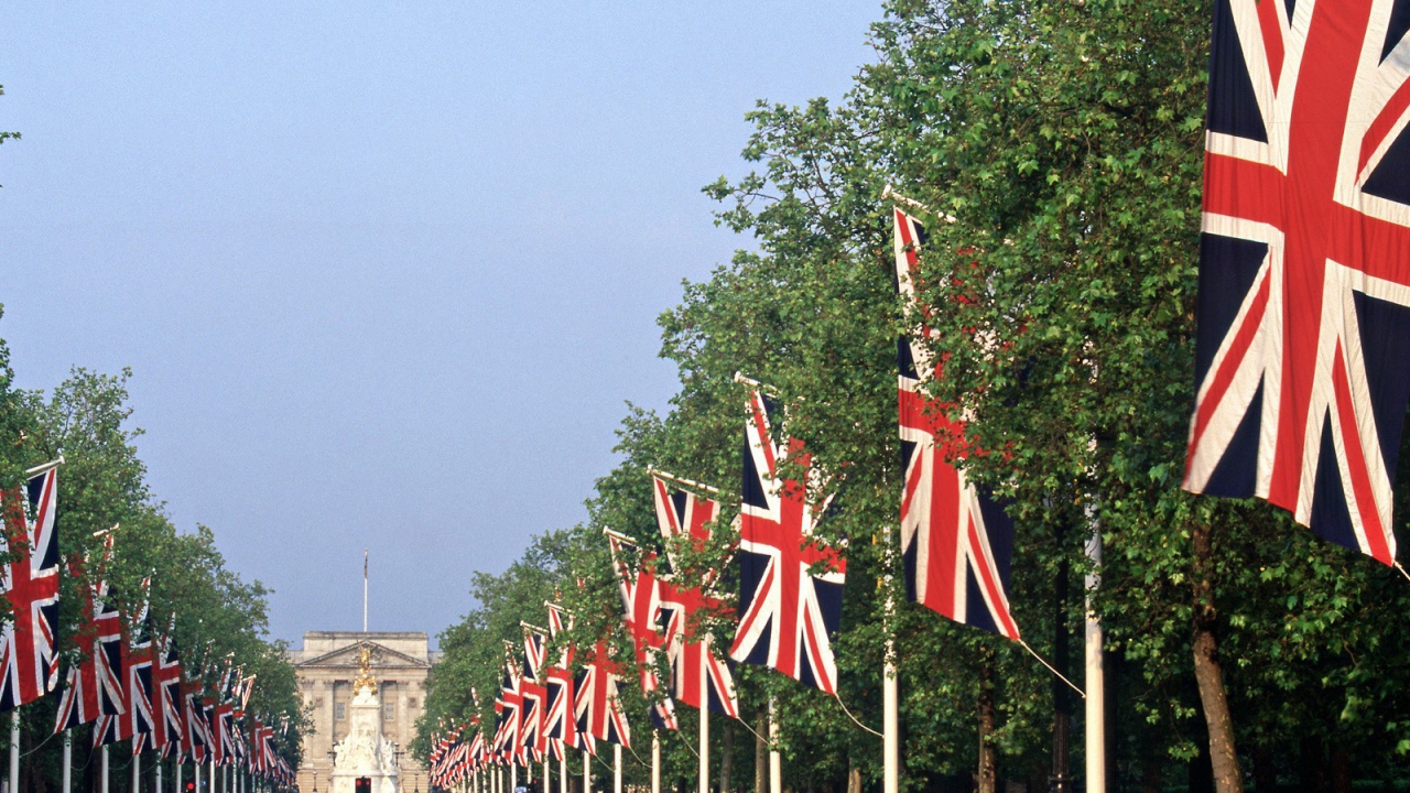Аллея с Британскими флагами