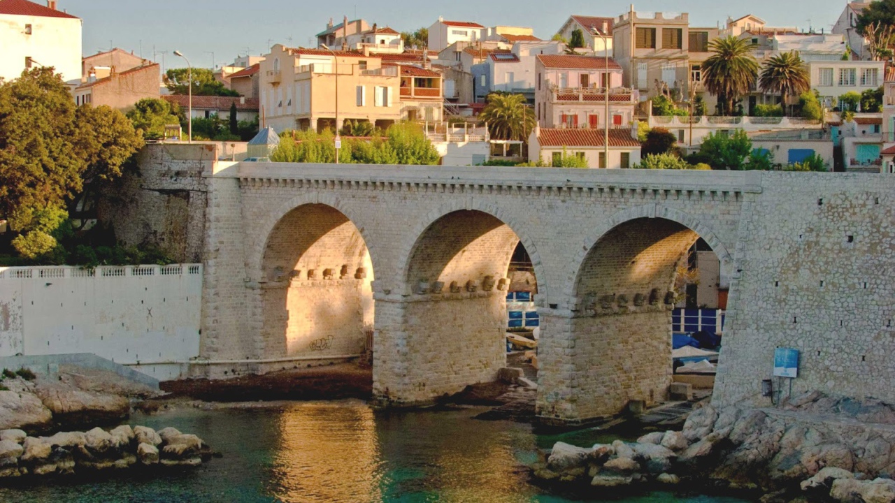 Старинный мост в городе Марсель, Франция