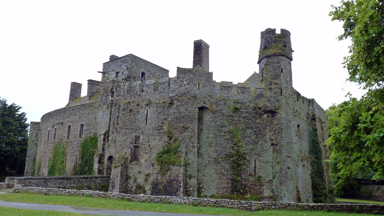 Старинный замок в Нормандии, Франция