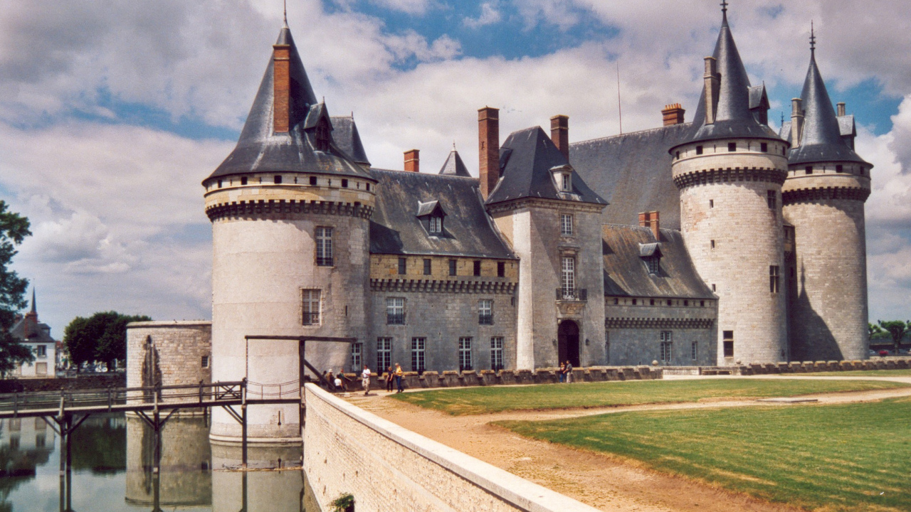 Площадка перед замком в Луаре, Франция