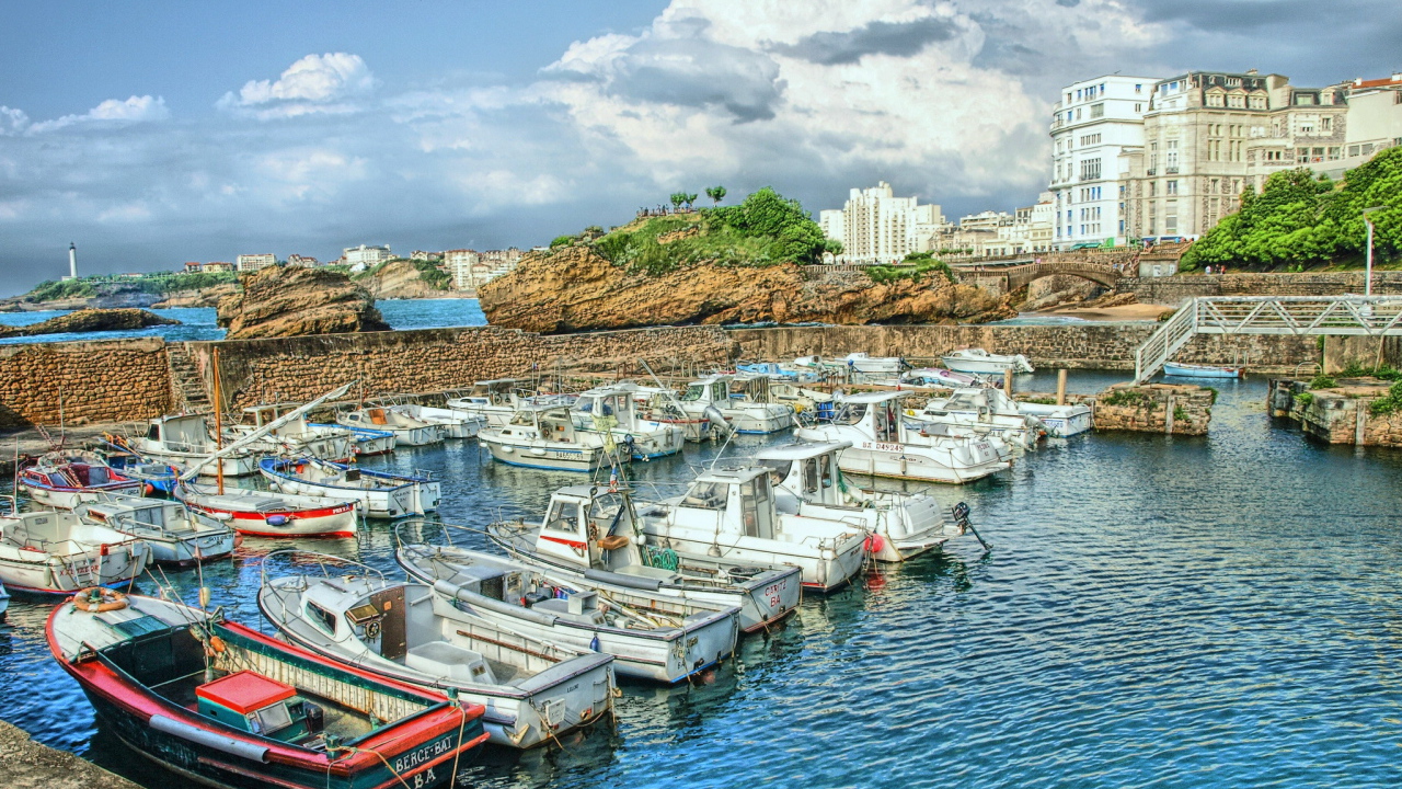 Лодки в порту на курорте Биарриц, Франция
