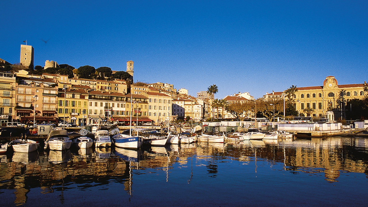 Лодки у причала в Каннах, Франция