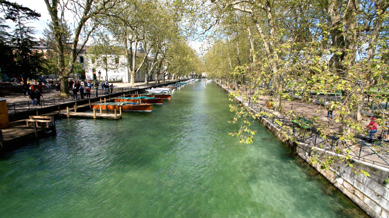 Лодки у набережной в городе Аннеси, Франция