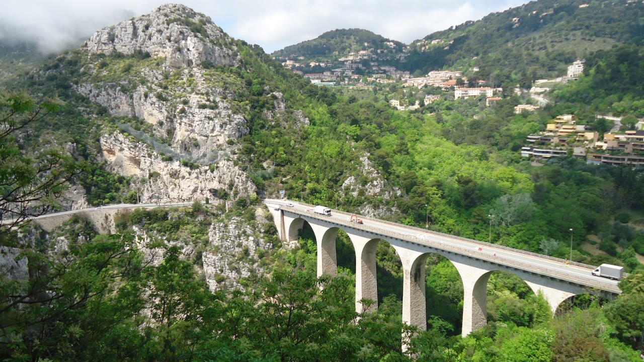 Мост на курорте Эз, Франция