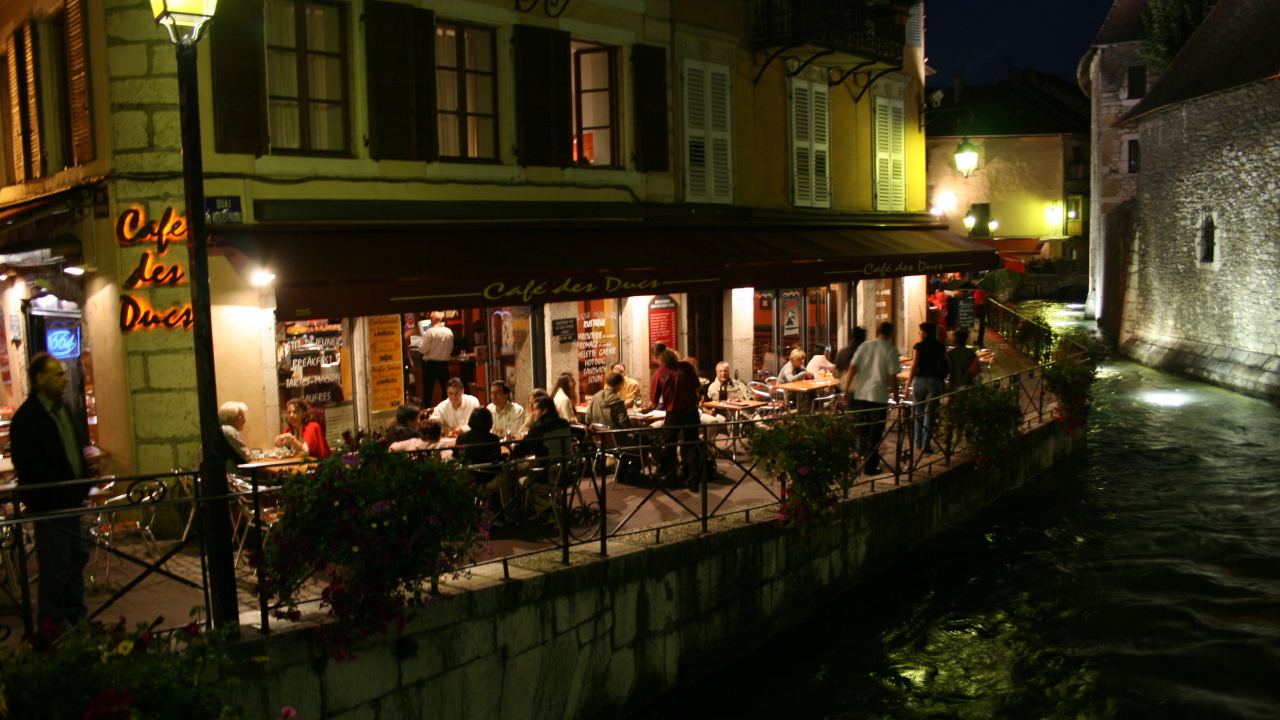 Кафе на набережной в городе Аннеси, Франция