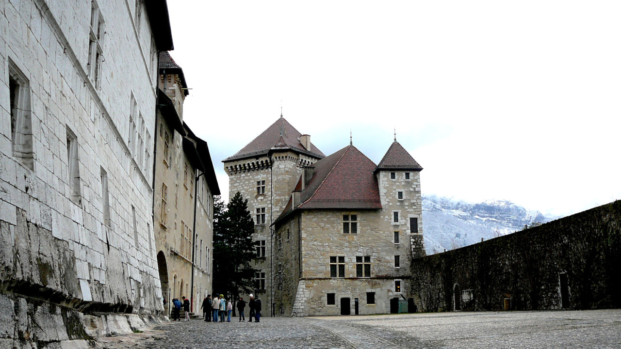 Замок в городе Аннеси, Франция