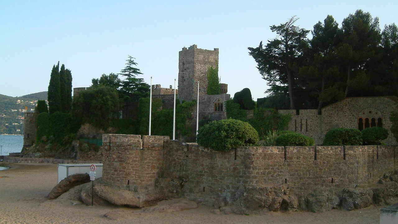 Замок на курорте Манделье ля Напуль, Франция