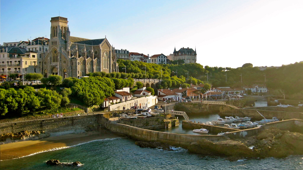 Собор у берега на курорте Биарриц, Франция