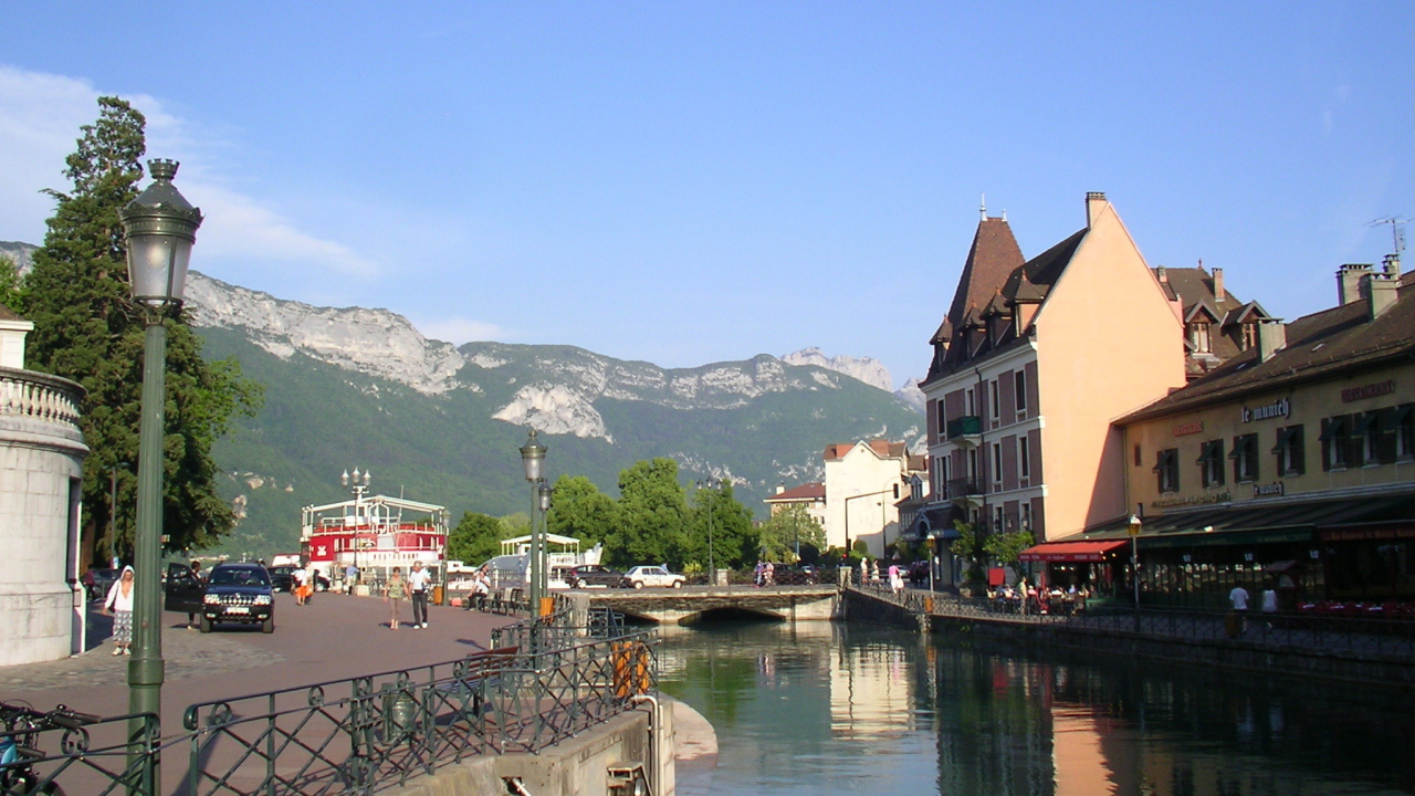 Канал на фоне гор в городе Аннеси, Франция