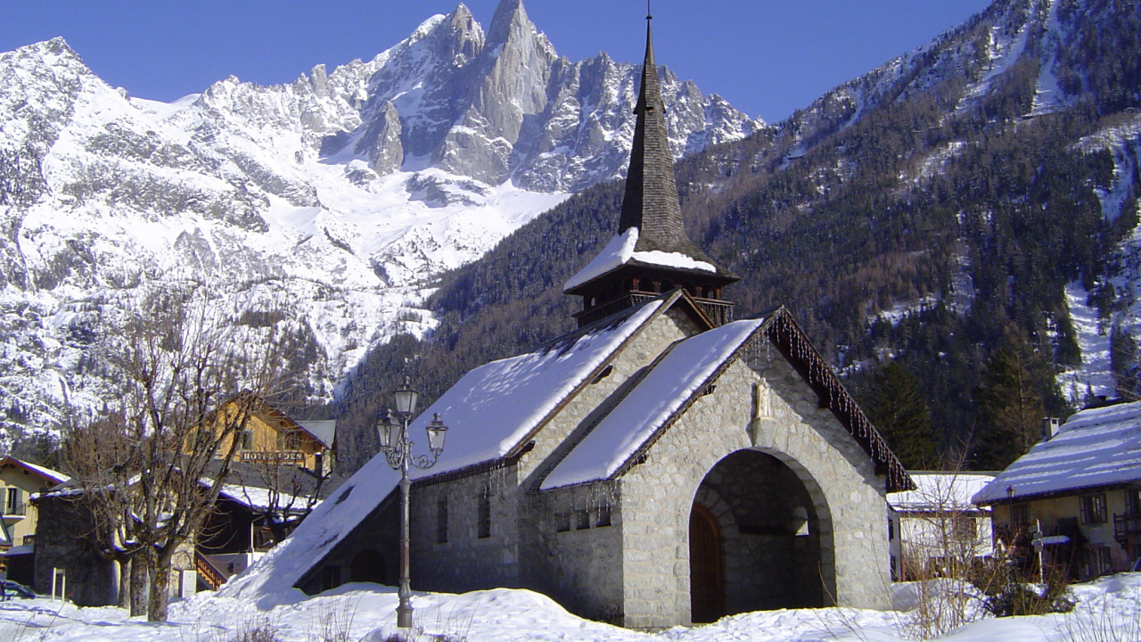 Церковь на курорте Шамони, Франция