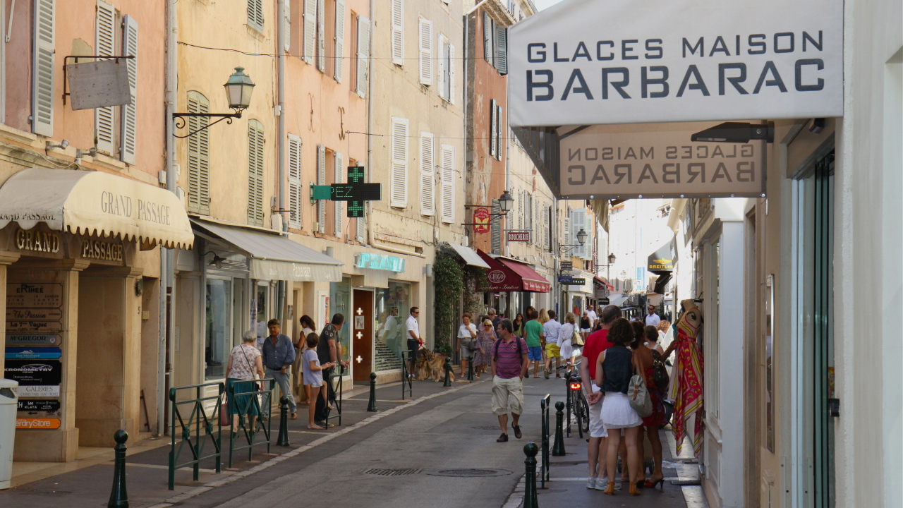 Городская улица на курорте Сен-Тропе, Франция
