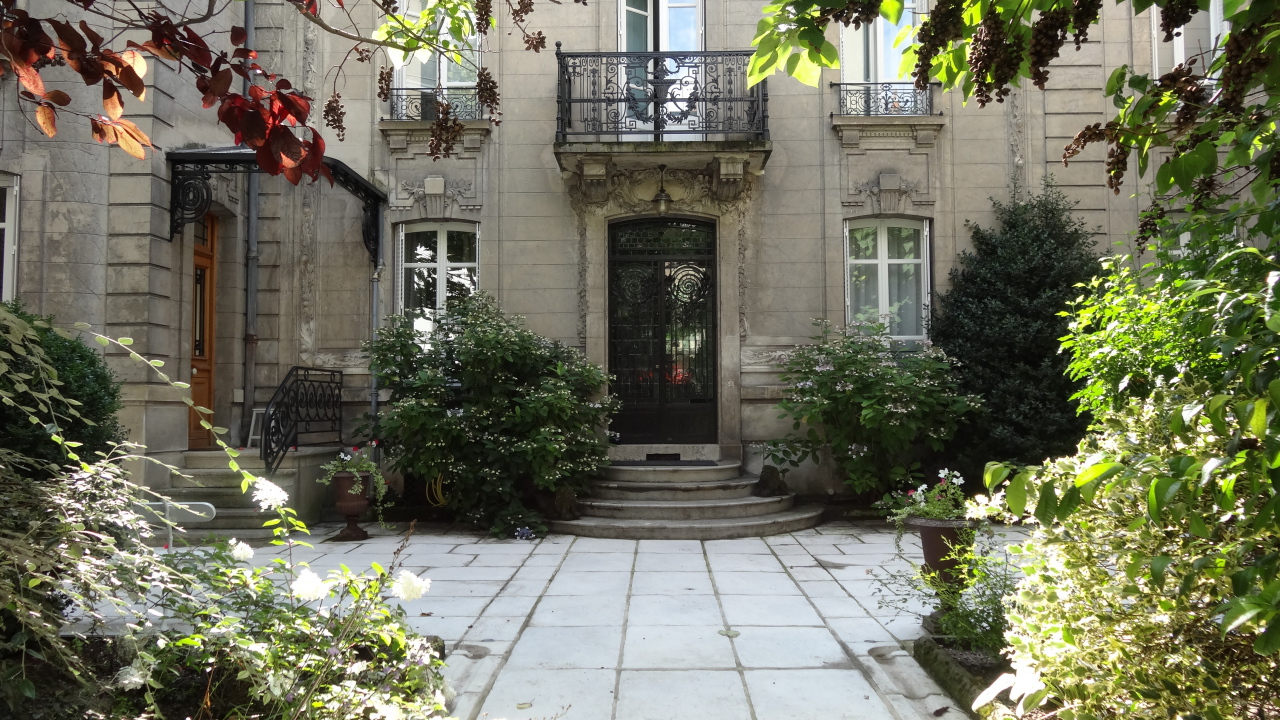 Уютный двор в городе Виши, Франция