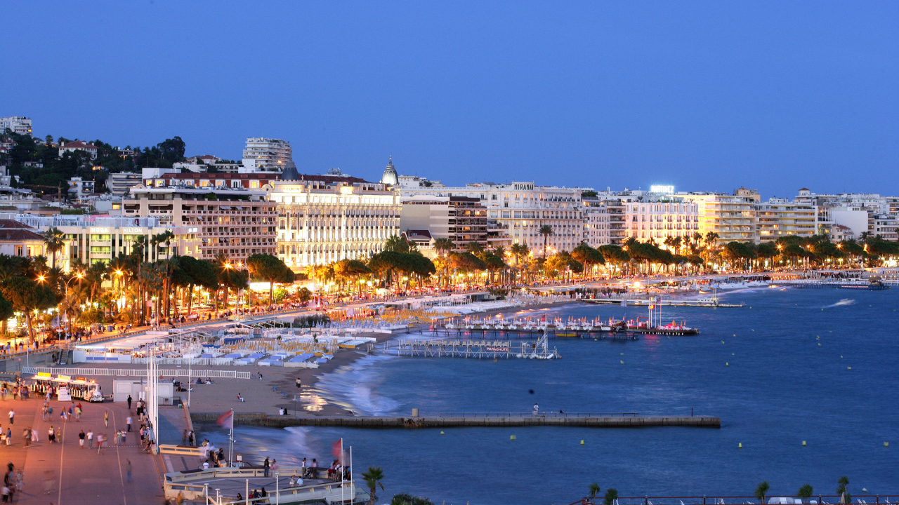 Вечерние огни в Каннах, Франция