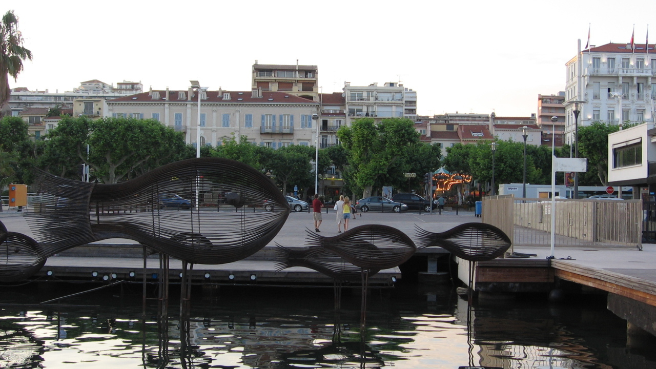 Скульптуры рыб на курорте Мирамар Круести, Франция