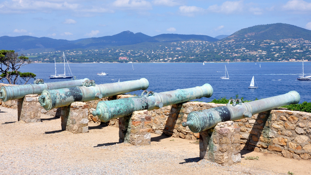 Пушки на набережной на курорте Сен-Тропе, Франция