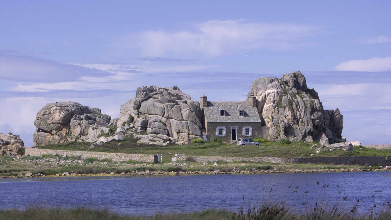 Дом среди скал в Бретань, Франция