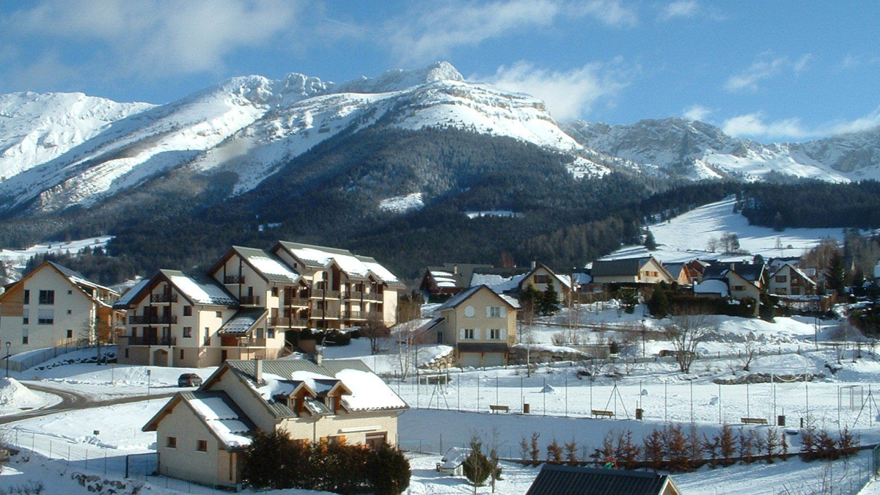 Дома на фоне гор на курорте Виллар-де-Ланс, Франция