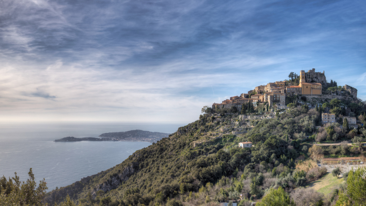 Дома на холме на курорте Эз, Франция