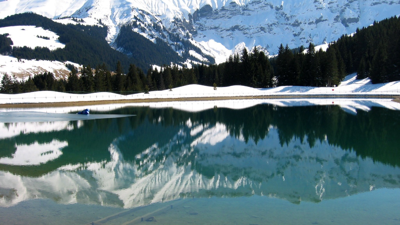 Озеро на горнолыжном курорте Межев, Франция