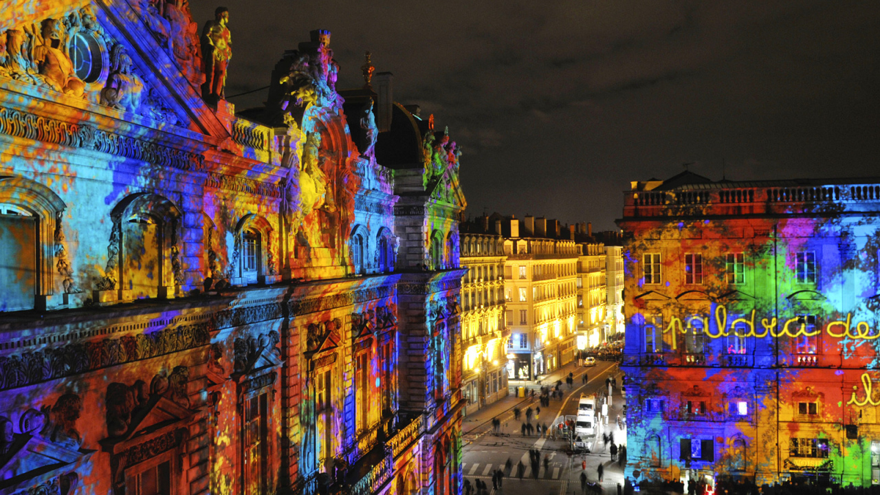 Подсветка зданий в городе Лион, Франция