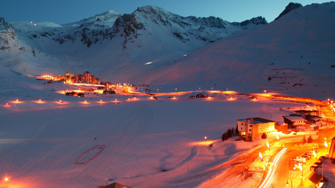 Ночное сияние на горнолыжном курорте Тинь, Франция