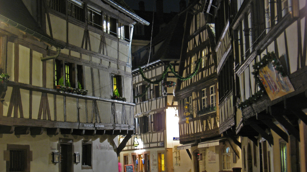 Ночная улица в городе Страсбург, Франция