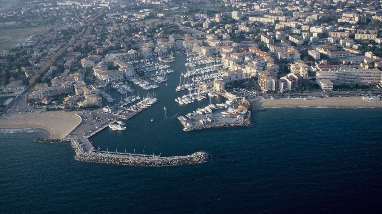 Панорама города на курорте Порт Де Фрежюс, Франция