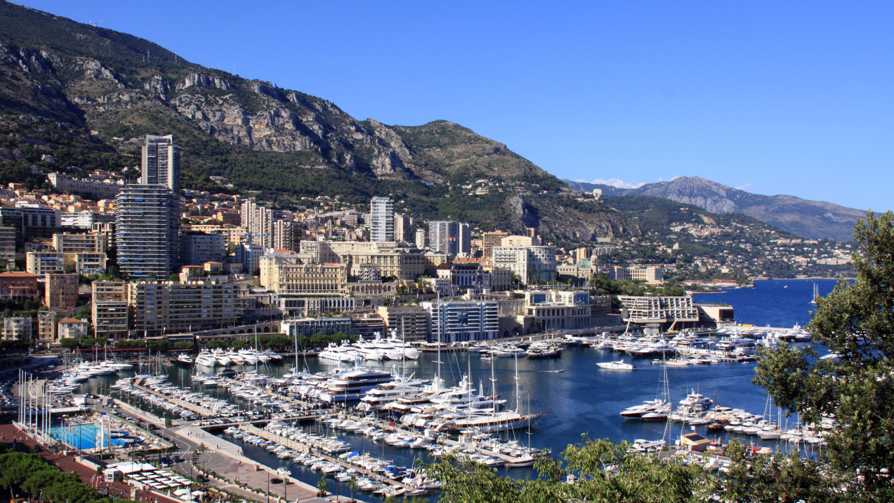 Порт на фоне города в Монте-Карло, Франция