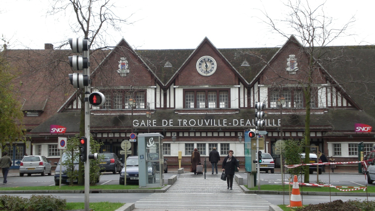 Железнодорожная станция на курорте Довиль, Франция