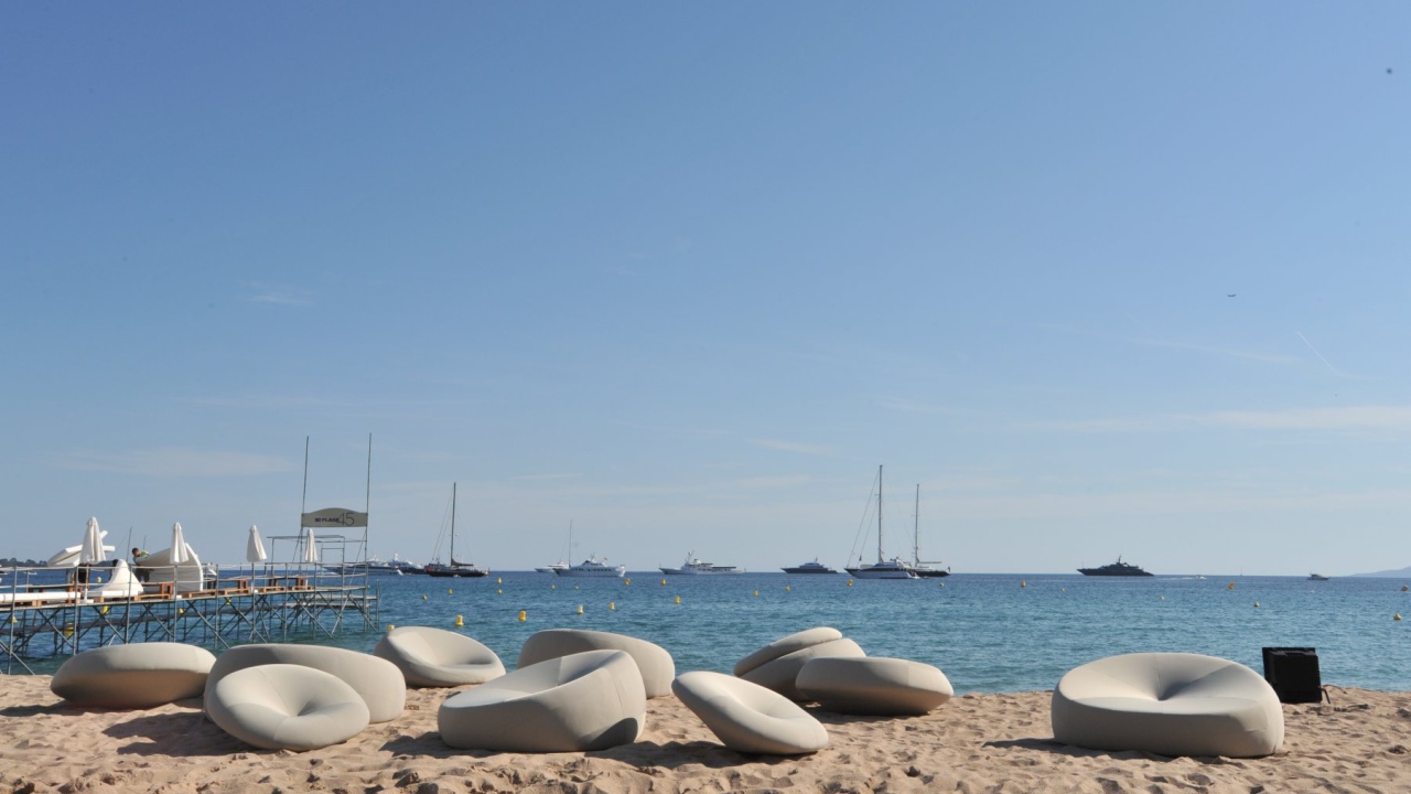 Отдых на пляже в Каннах, Франция