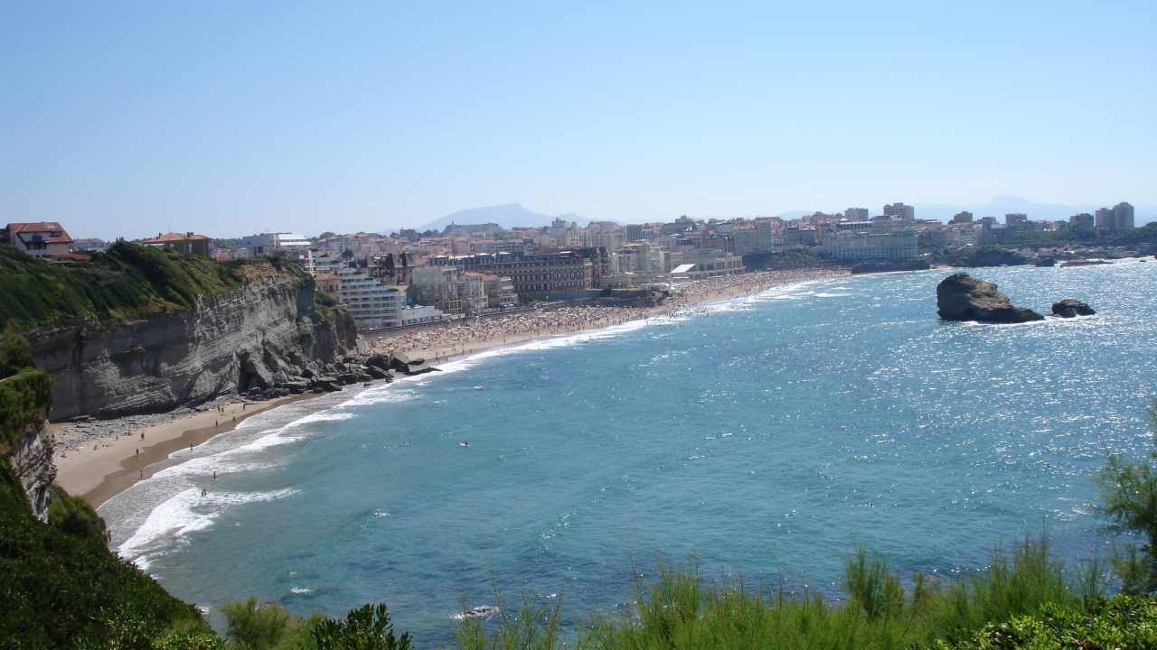 Скалы у берега на курорте Биарриц, Франция