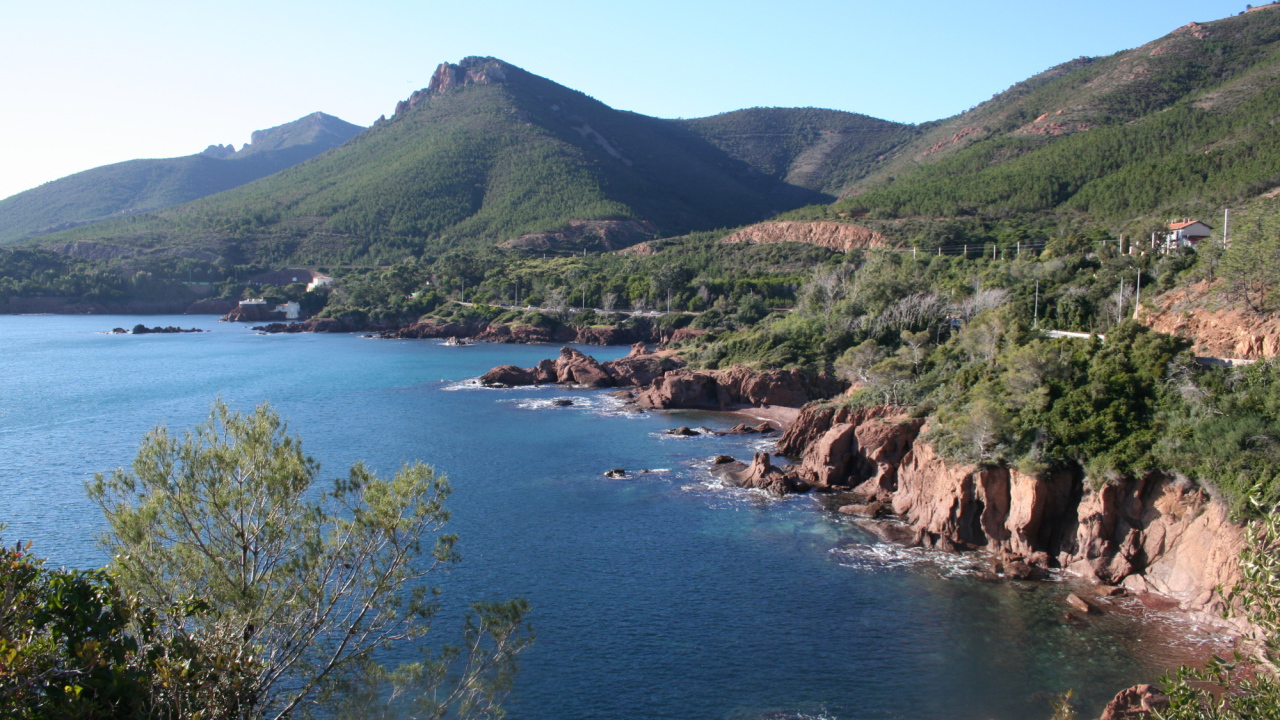 Скалистое побережье на курорте Манделье ля Напуль, Франция
