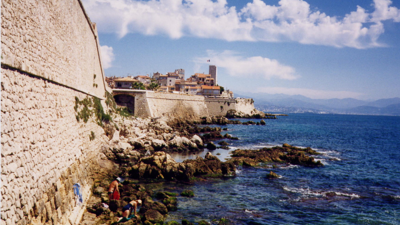 Каменистый берег на курорте Антибы, Франция