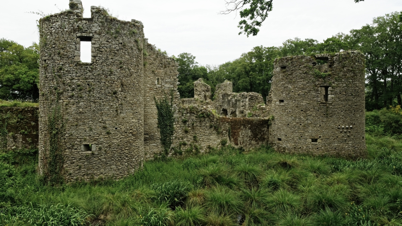 Руины замка в Бретань, Франция