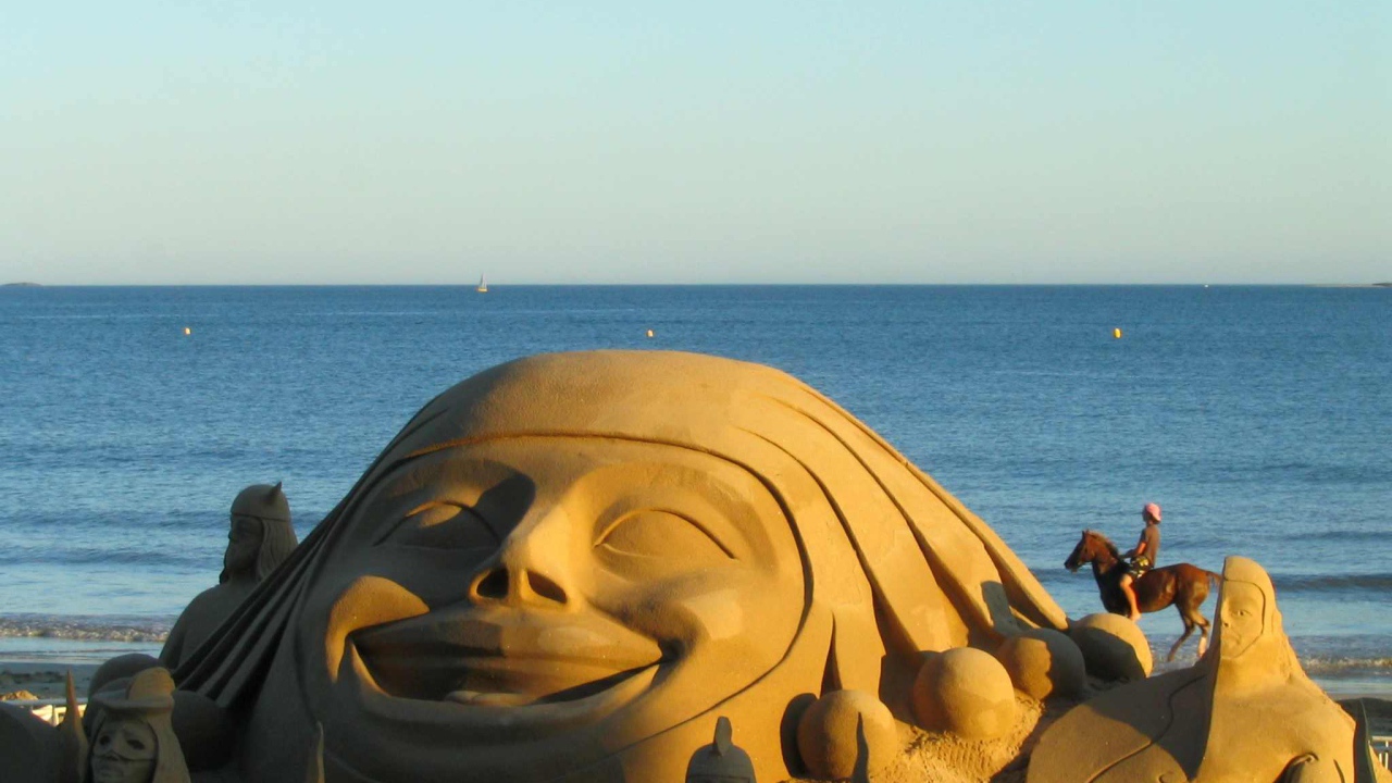 Песчаная скульптура на курорте Ла Боль, Франция