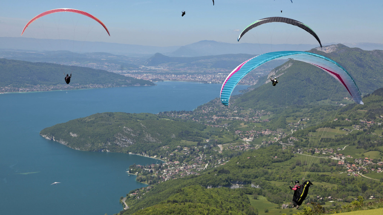 Парашютисты в городе Аннеси, Франция