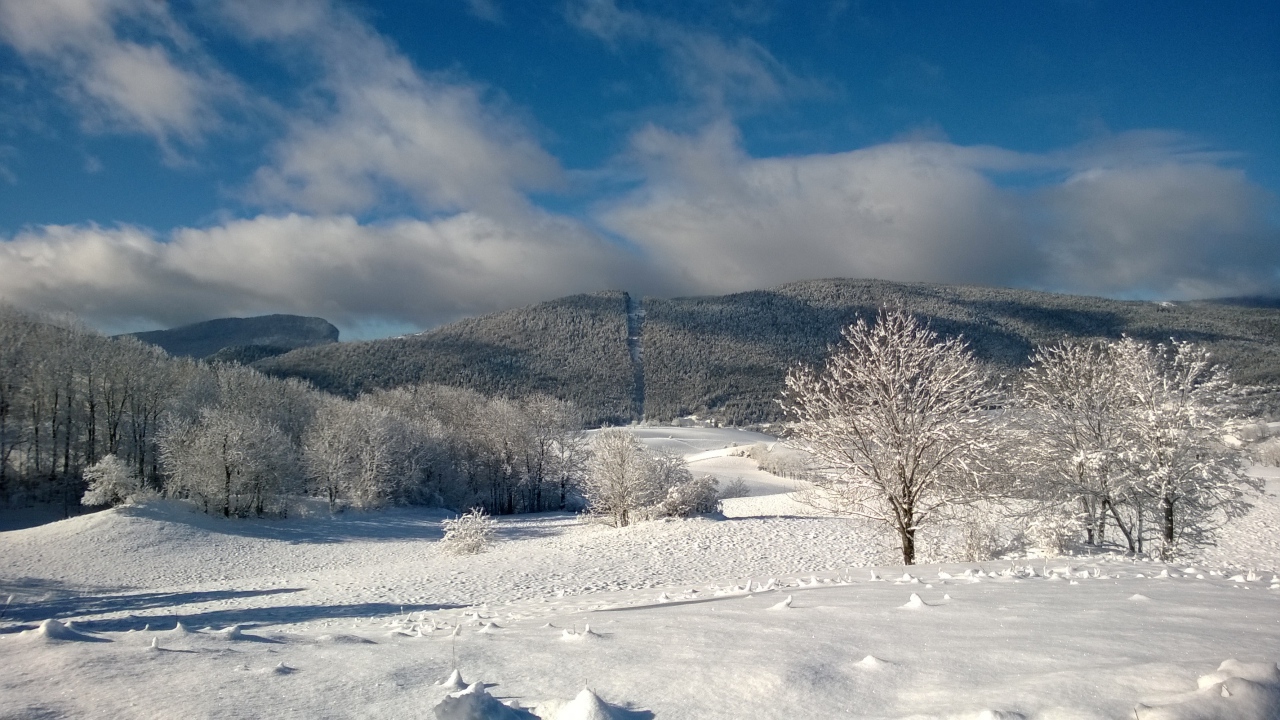 Заснеженные вершины на курорте Виллар-де-Ланс, Франция