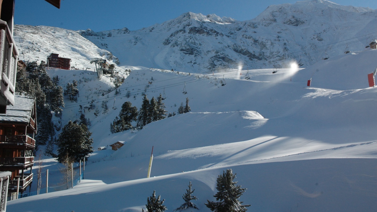 Заснеженные склоны на горнолыжном курорте Лез Арк, Франция