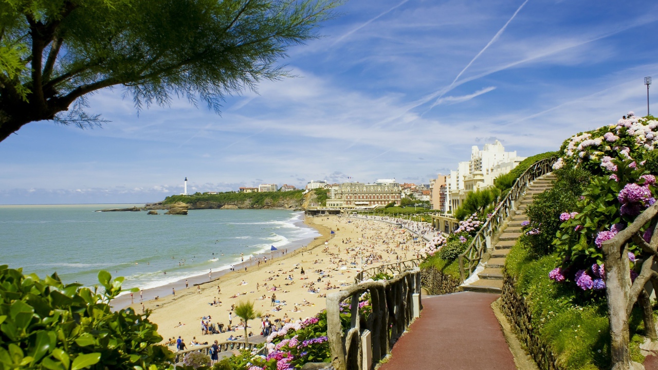 Лестница на пляж на курорте Биарриц, Франция